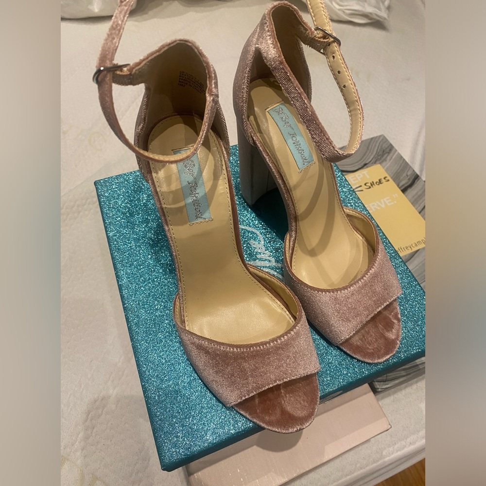 Betsy Johnson SB Carly blush velvet women’s heels (size 7.5)